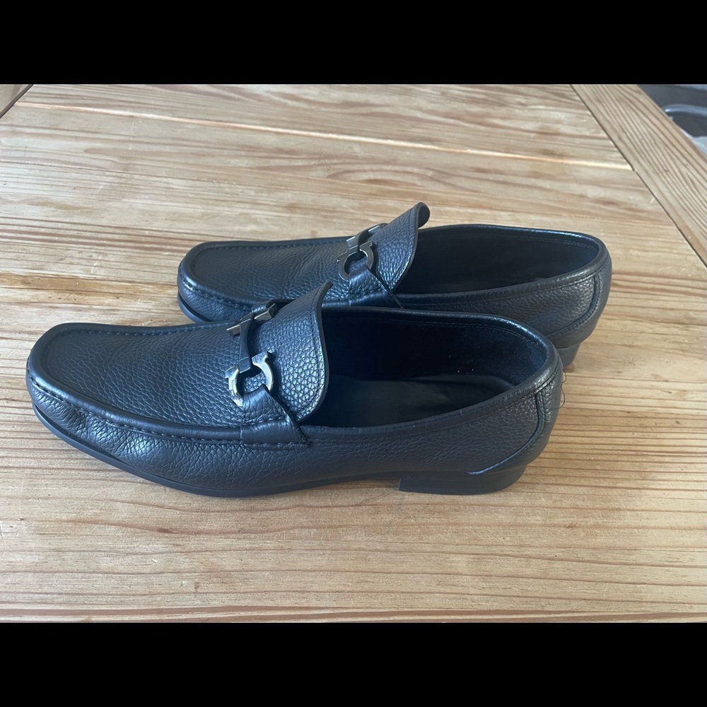 Mens black leather loafers sz 8. Salvatore Ferragamo.